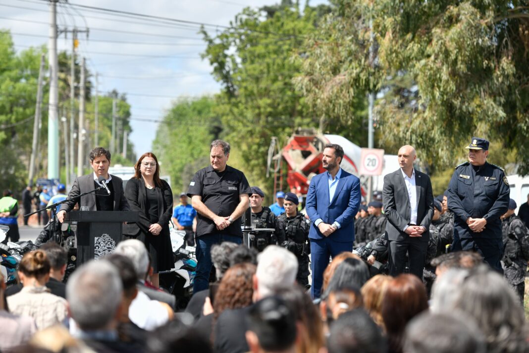 El gobernador Axel Kicillof entregó motos para la Policía bonaerense de Escobar, desde donde analizó la situación de la Seguridad y advirtió sobre una “suba de la violencia”.