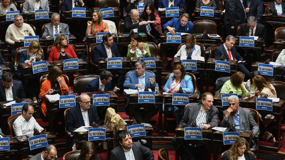 Los diputados de Unión por la Patria posaron con carteles en defensa de la universidad pública.