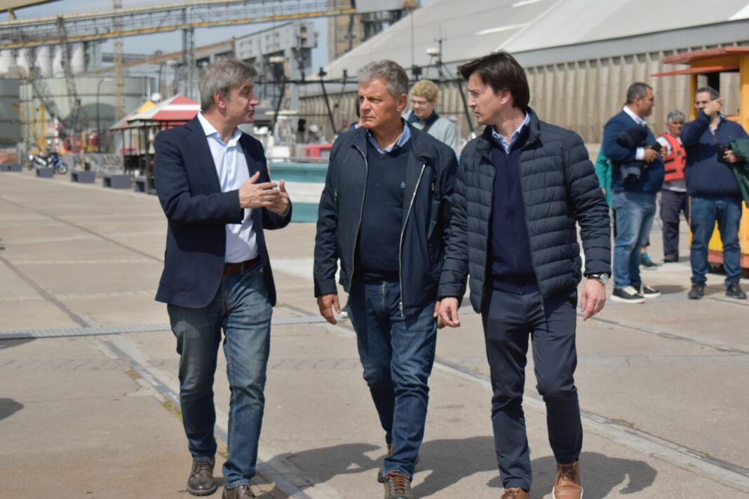 El diputado bonaerense, Gustavo Pulti, recorrió este miércoles junto al titular del Consorcio, Santiago Mandolesi, el puerto de Bahía Blanca.