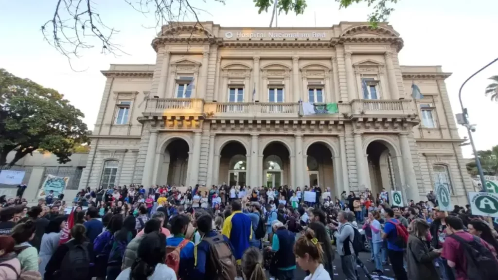 El Gobernador bonaerense no evadió el intento de cierre del Hospital Bonaparte: "Cuando algo anda mal, Milei, no se cierra".
