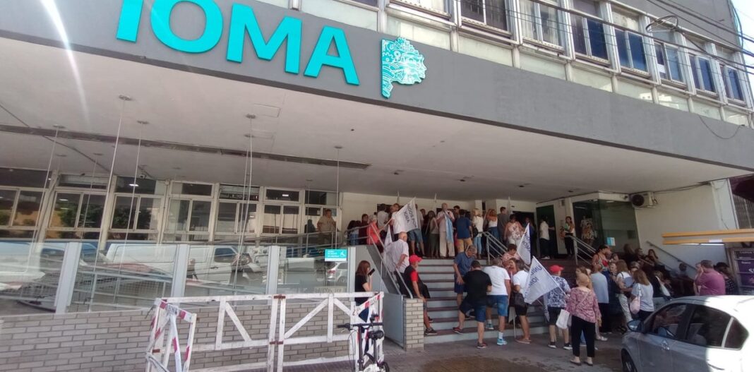 La Mesa Ejecutiva de FEMEBA cruzó a las autoridades del IOMA en medio del conflicto por la baja de prestaciones en 19 municipios bonaerenses.