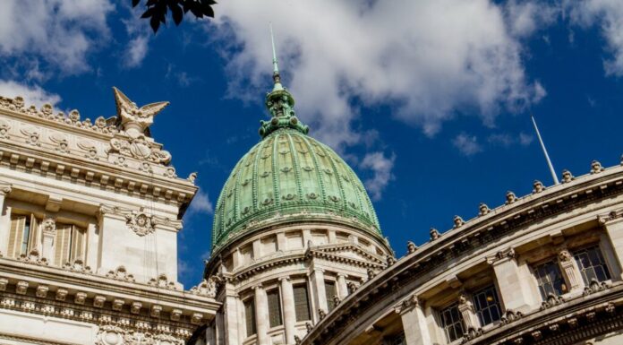 El gobierno de Milei envió al Congreso el proyecto de Ley Hojarasca, el cual tiene como motivo la derogación de 70 leyes y normativas.