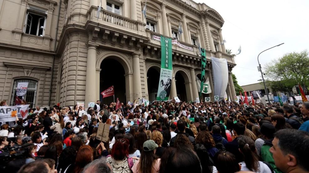 Hospitales: postales de las protestas gremiales para evitar el cierre del Bonaparte.