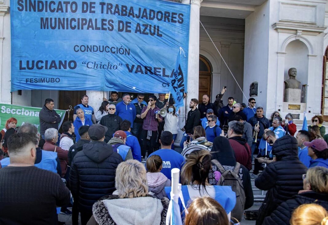 Los trabajadores municipales de Azul están en estado de alerta luego de que el intendente, Nelson Sombra, ratificara el decreto de emergencia.