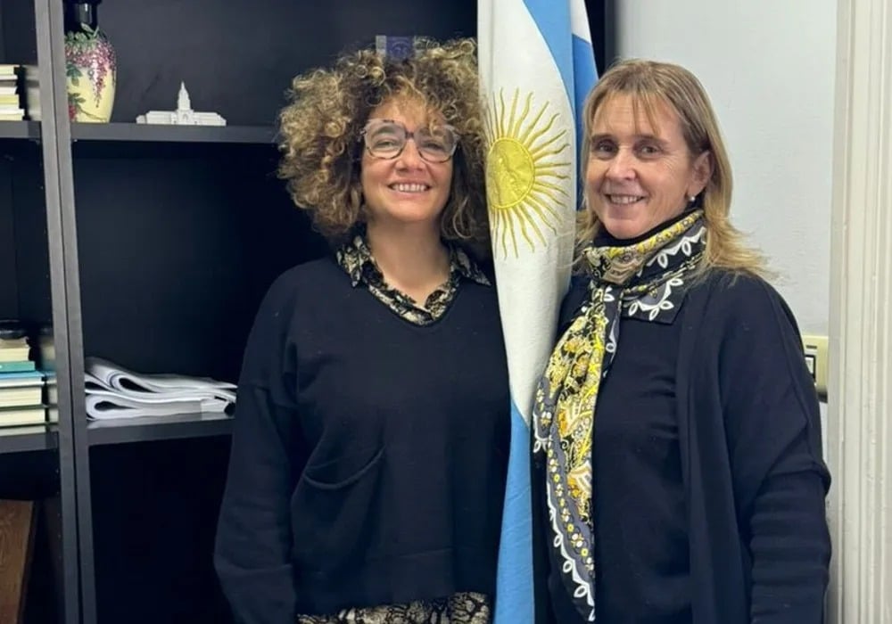 Valeria Rodríguez, acompañada de la presidenta del HCD de Bahía Blanca, María Teresa Gonard.