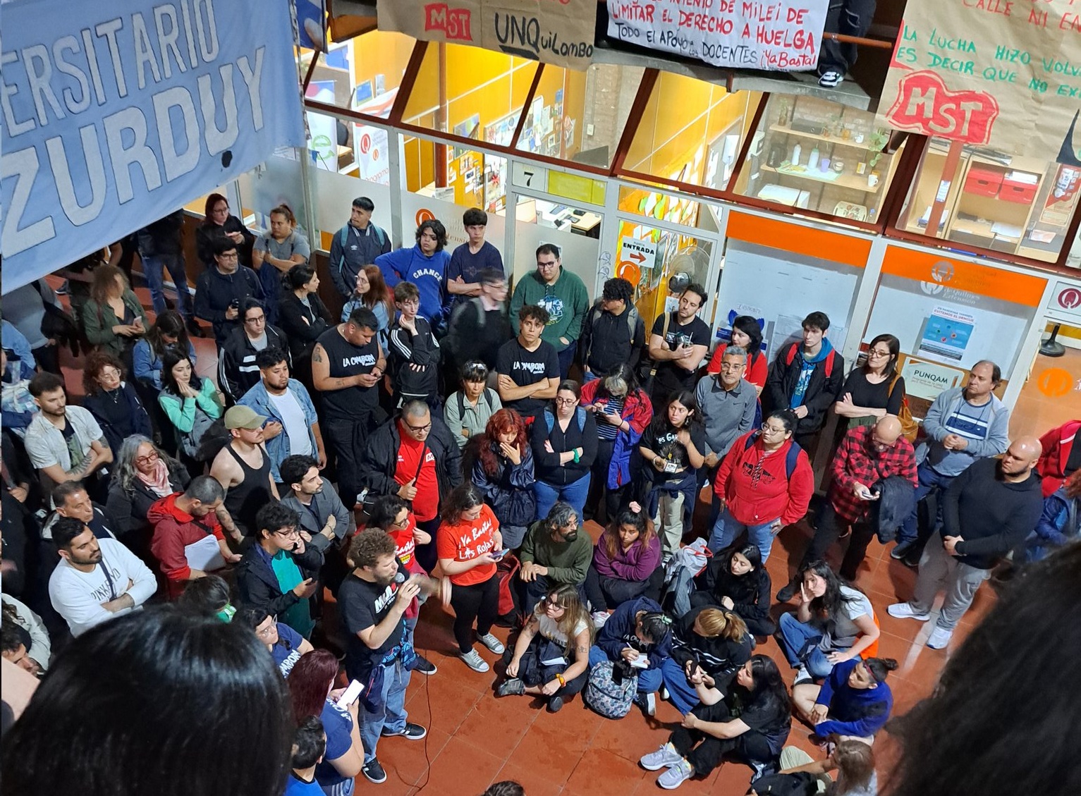 El rector de la UNQ confirmó la denuncia a los militantes libertarios que atacaron a los estudiantes durante la asamblea.