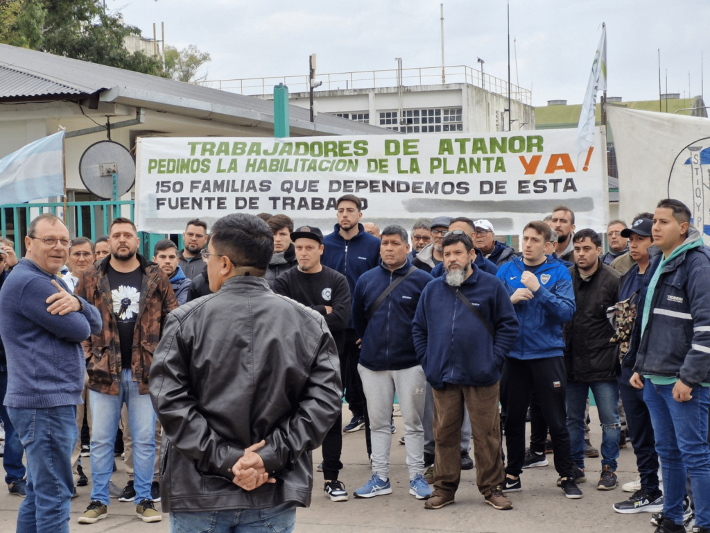 Atanor: Tanto los trabajadores, como los dueños de la empresa abogan por la rehabilitación de la planta que está sin actividad desde la explosión del 20 de marzo. 