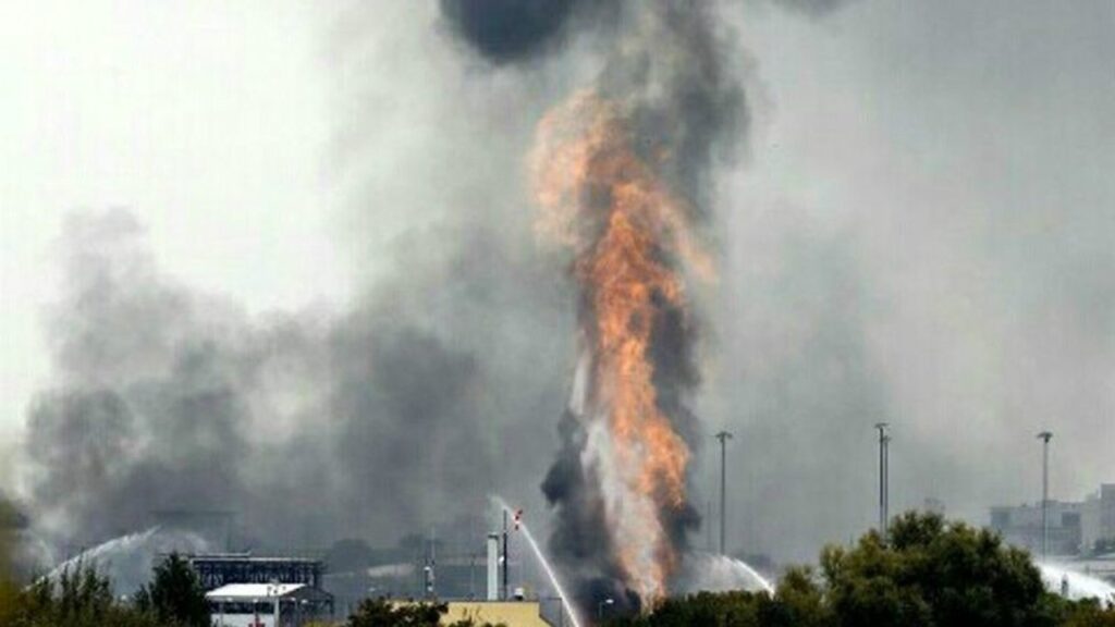 La explosión en Atanor liberó una serie de gases contaminantes que desencadenaron en la suspensión de clases y un encierro de la población dispuesto por Defensa Civil. 