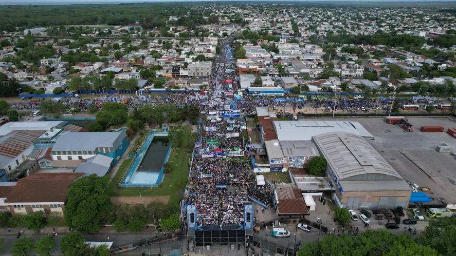 En el Día de la Lealtad peronista, el kicillofismo logró llenar 6 cuadras de militantes. 