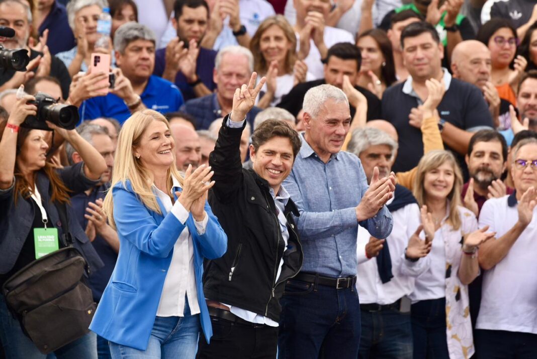 Con la militancia cantándole “Axel presidente”, el gobernador Axel Kicillof protagonizó un megaacto por Día de la Lealtad Peronista y coqueteó con agarrar la lapicera.