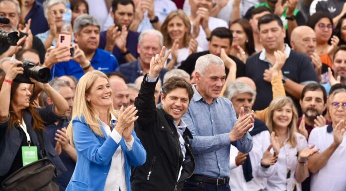 Con la militancia cantándole “Axel presidente”, el gobernador Axel Kicillof protagonizó un megaacto por Día de la Lealtad Peronista y coqueteó con agarrar la lapicera.
