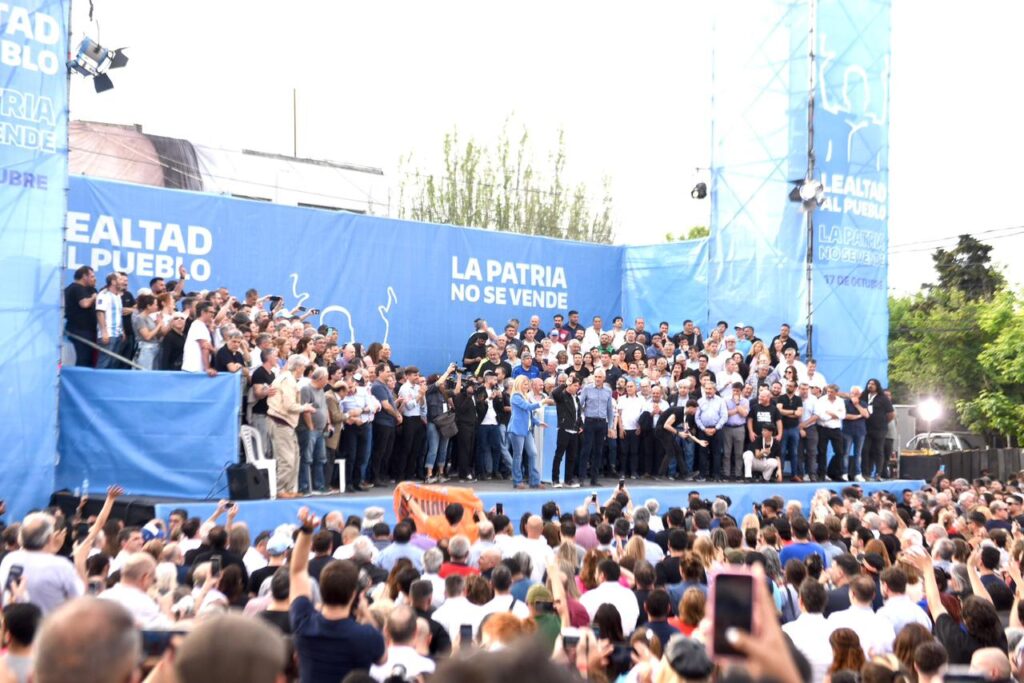 Oscar Parrilli le exigió a Axel Kicillof que se pronuncie de manera “clara y explícita” en respaldo a la candidatura de Cristina Kirchner para presidir el PJ nacional.