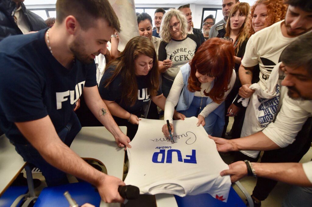 Oscar Parrilli le exigió a Axel Kicillof que se pronuncie de manera “clara y explícita” en respaldo a la candidatura de Cristina Kirchner para presidir el PJ nacional.