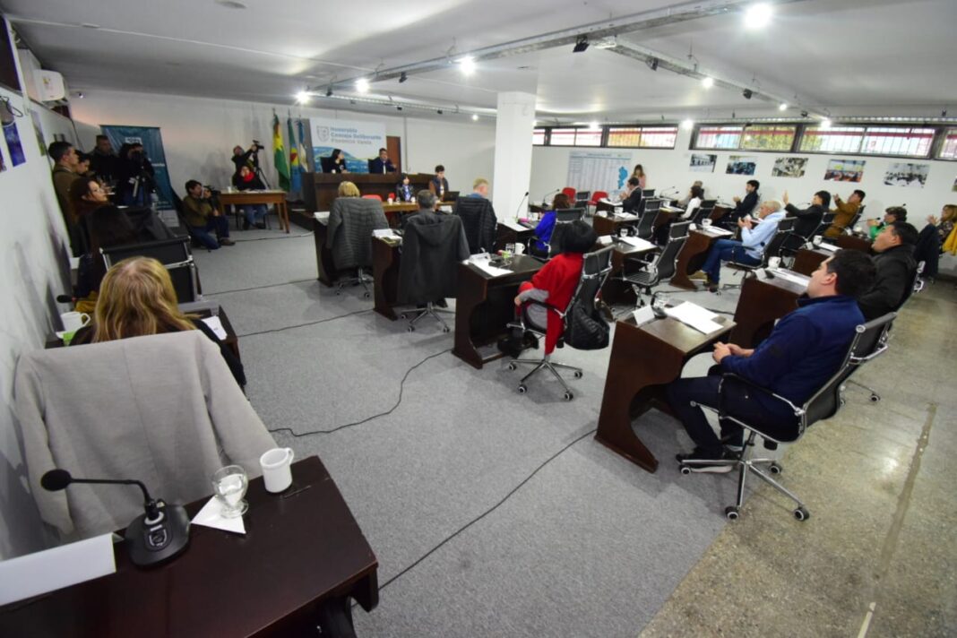 La excandidata de LLA, Raquel Álvarez fue denunciada por el concejal libertario de Florencio Varela, Diego Vallejos por agresiones y amenazas.