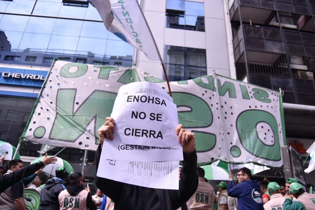 Luego del anuncio del cierre de ENOHSA, sus trabajadores salen a defender los cientos de puestos de trabajo comprometidos. 