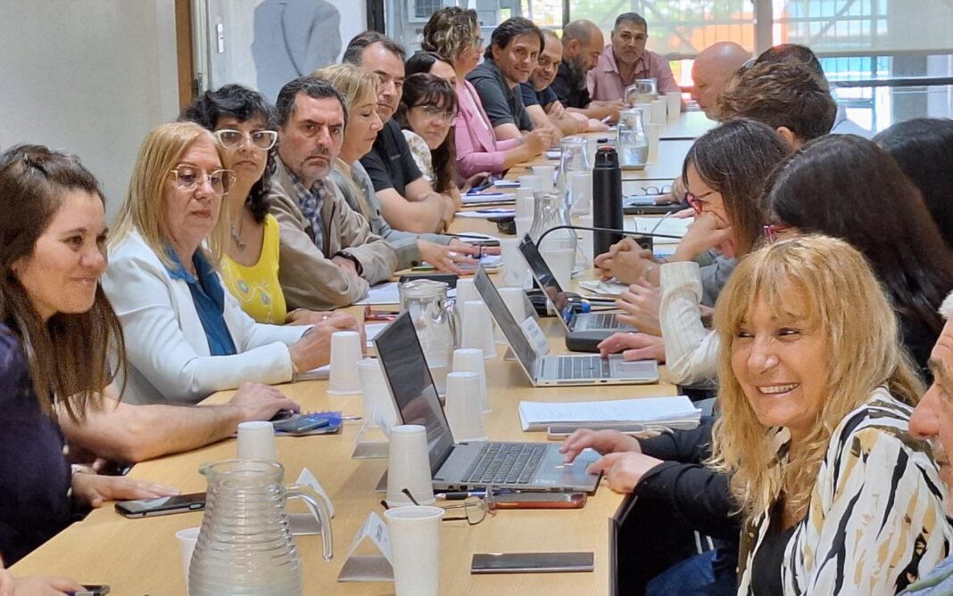 Los docentes bonaerenses aprobaron por mayoría aceptar el aumento salarial de 8%, a cobrar un 4% en octubre y otro 4% en noviembre.
