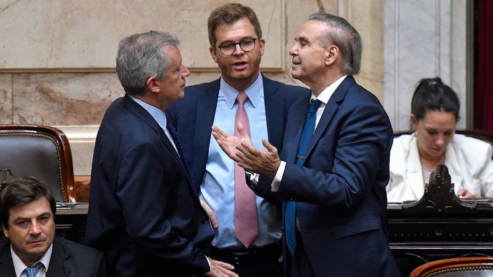 Emilio Monzó, junto a Nicolás Massot y Miguel Ángel Pichetto. Los tres, forman parte del sector opositor dialoguista que necesita Javier Milei para sancionar sus leyes.