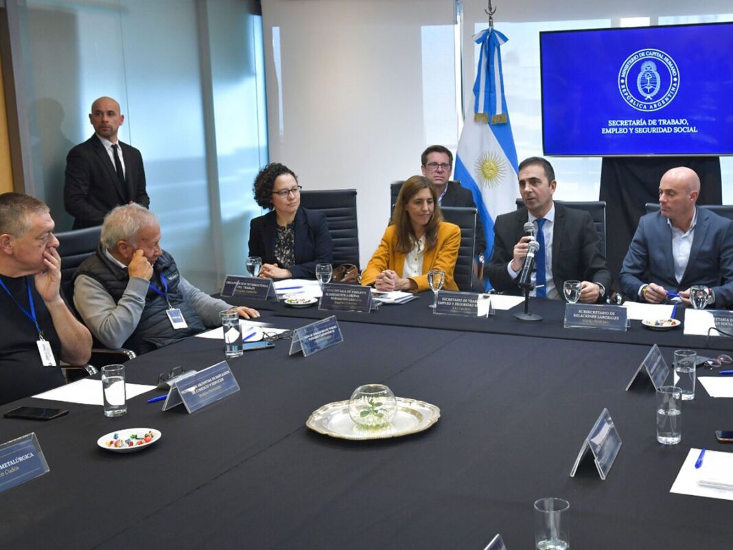 La rama dialoguista de la CGT se prepara para conformar la mesa tripartita con el gobierno y los empresarios, lo que podría significar el quiebre definitivo de la central obrera.