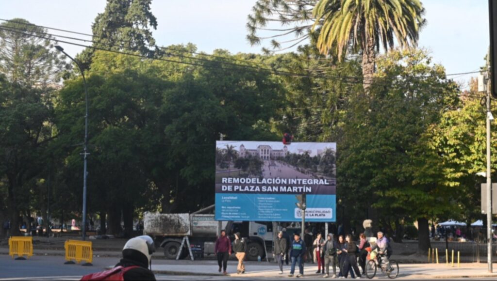 La Municipalidad de La Plata comenzó con las obras de reconstrucción en plaza Rocha, en el marco del Plan de Recuperación del Espacio Público.
