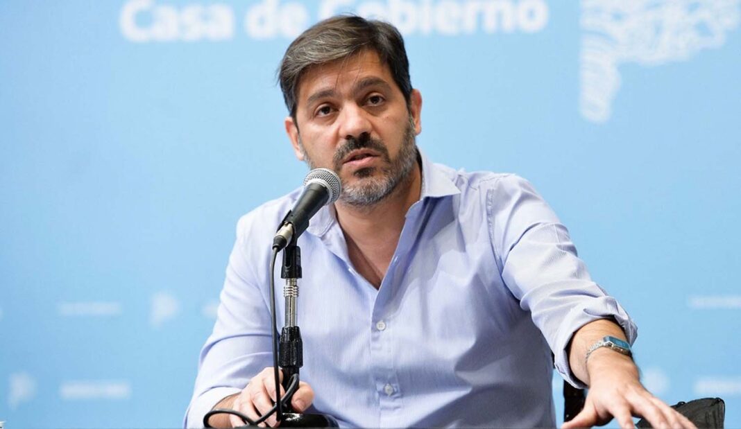 Carlos Bianco le respondió a la periodista que lo denunció por adoctrinamiento en la universidad y apuntó al Gobierno de Milei.