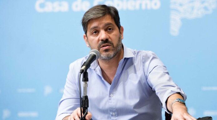 Carlos Bianco le respondió a la periodista que lo denunció por adoctrinamiento en la universidad y apuntó al Gobierno de Milei.