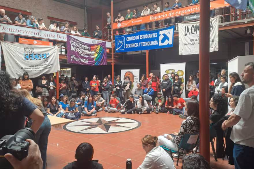 Conflicto universitario: En plena asamblea de la UNQ, estudiantes libertarios agredieron a sus compañeros con un gas pimienta. 