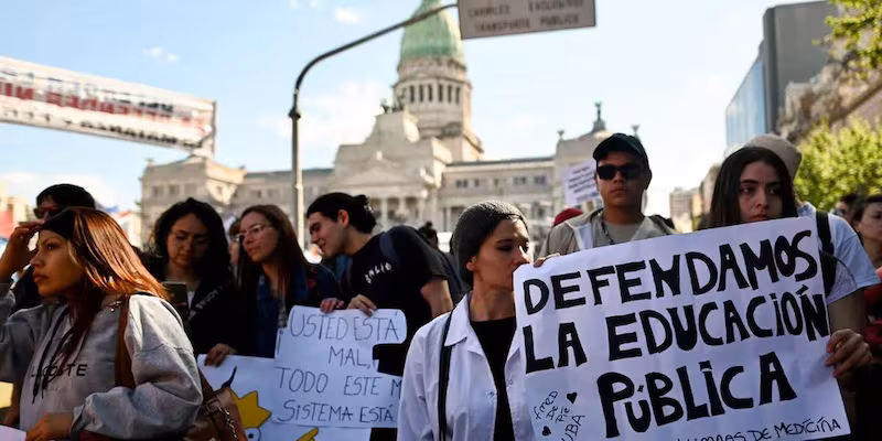 El Gobierno avanza en un proyecto de arancelamiento de la Universidad Pública para estudiantes extranjeros. 