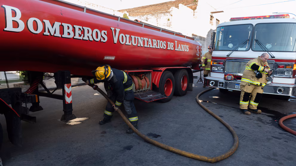 Incendio en Avellaneda: mas de 20 cuerpos de bomberos de la región del conurbano sur asistieron el siniestro en la fábrica de bobinados.