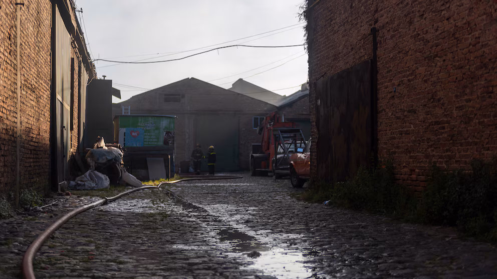 Incendio en Avellaneda: Asi quedó el galpón de la fábrica luego de 4 horas de trabajo para mitigar el fuego.