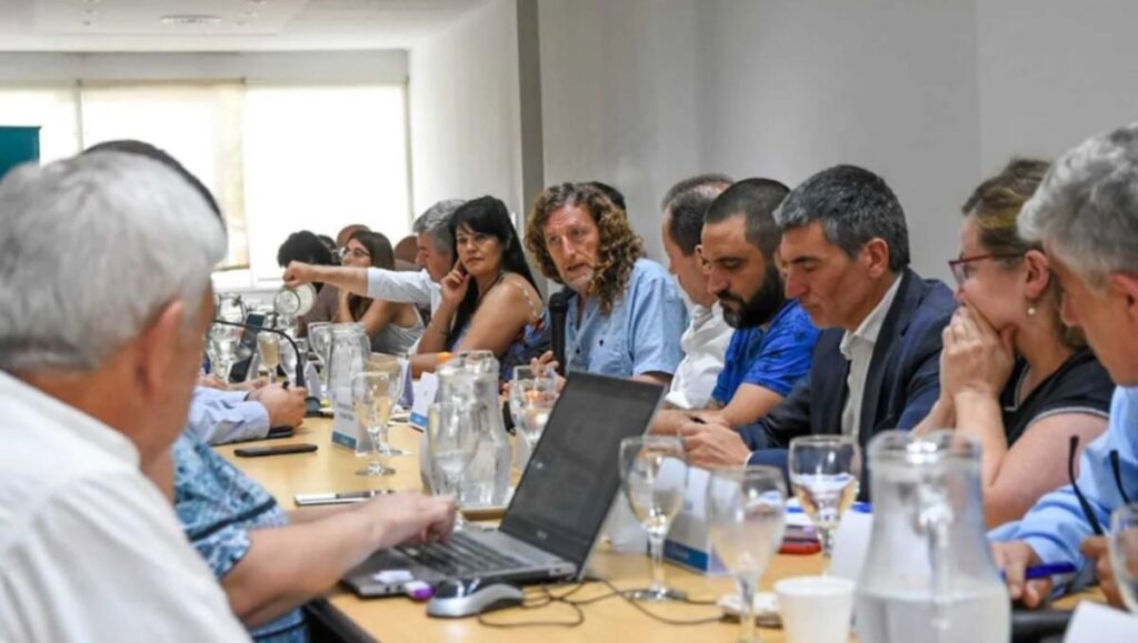 Estatales bonaerenses aceptaron el 8% de aumento.