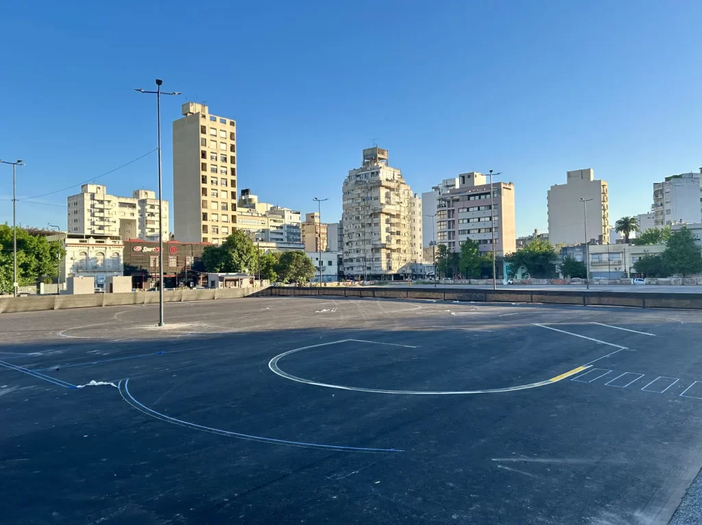 En frente del CAM de La Plata, funcionará una playa de estacionamiento para los exámenes prácticos de manejo.