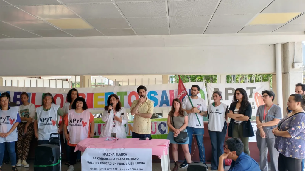 Docentes, no docentes y trabajadores de la Salud del Garrahan marchan este martes a Plaza de Mayo.