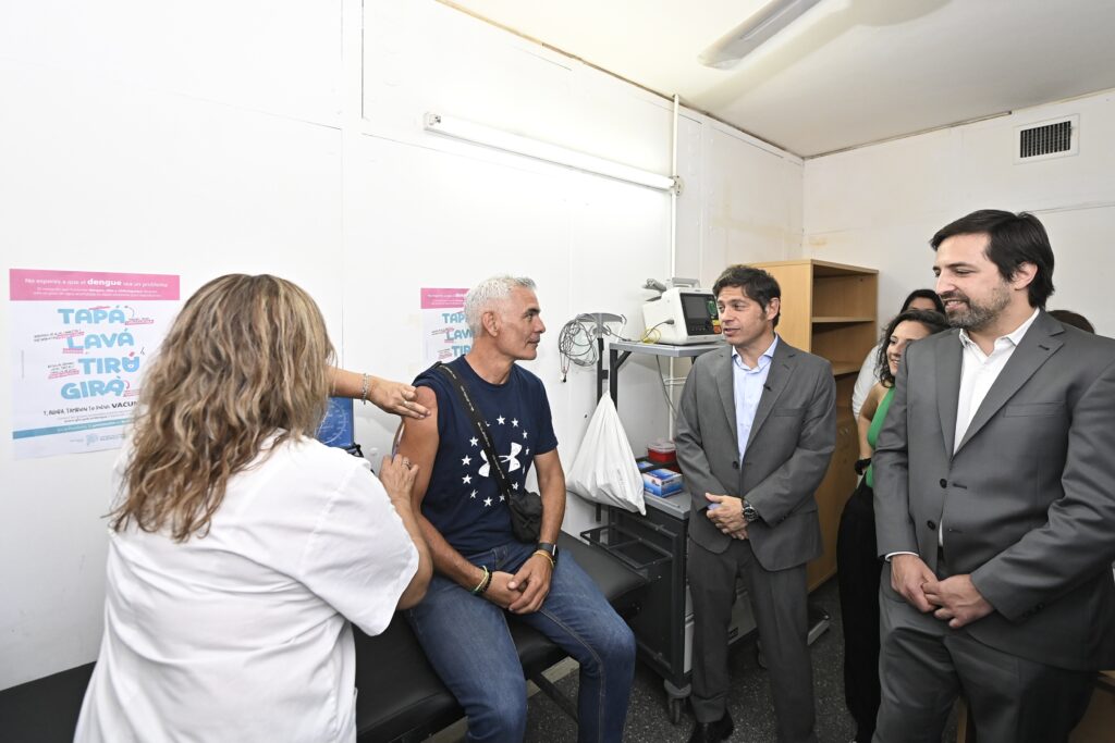 Axel Kicillof inauguró la campaña de vacunación contra el dengue junto a Nicolás Kreplak, Julio Alak, en el Hospital ‘Rodolfo Rossi’.