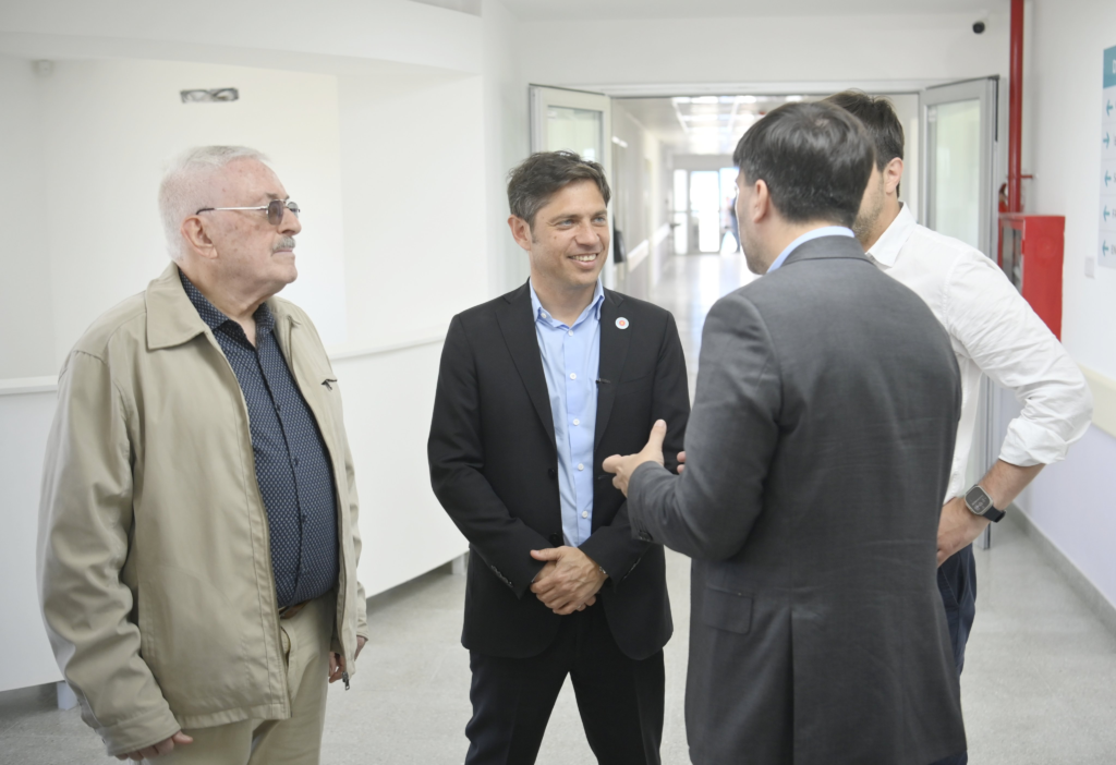 El gobernador Axel Kicillof junto a Francisco Echarren visitando los avances de obra de la Casa de la Provincia. 