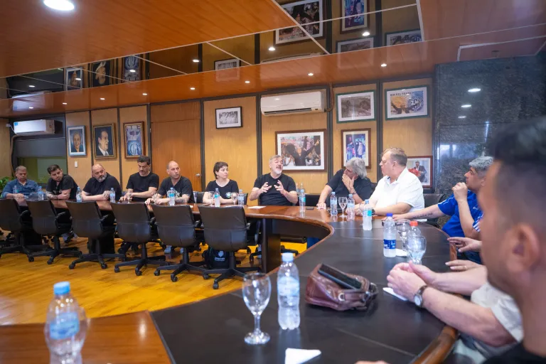 Mesa del transporte: participaron Rodolfo Aguiar (ATE); Hugo y Pablo Moyano (Camioneros); Omar Maturano (La Fraternidad); Juan Pablo Brey (Asociación Argentina de Aeronavegantes); Pablo Biró (Asociación de Pilotos de Líneas Aéreas); y Alejandro Gramajo (UTEP).