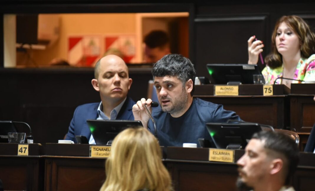 El jefe de bloque de UxP en Diputados, Facundo Tignanelli, cuestionó que Kicillof no haya expresado su apoyo a la lista del PJ de Cristina Kirchner.