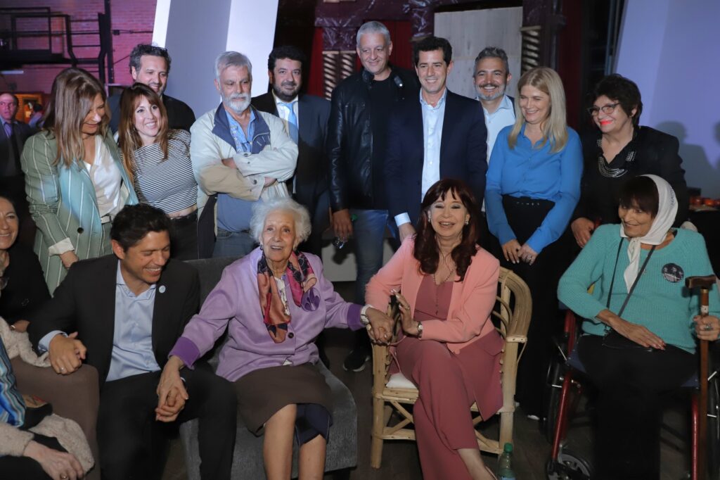 Carlotto consiguió la foto más buscada y pidió unidad ante la mirada atenta de Cristina Kirchner y Axel Kicillof. 