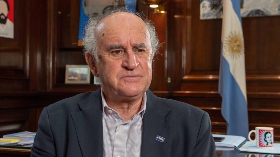 El senador nacional ultrakirchnerista, Oscar Parrilli, cruzó al gobernador de Tucumán, Osvaldo Jaldo, por su cercanía con Milei.