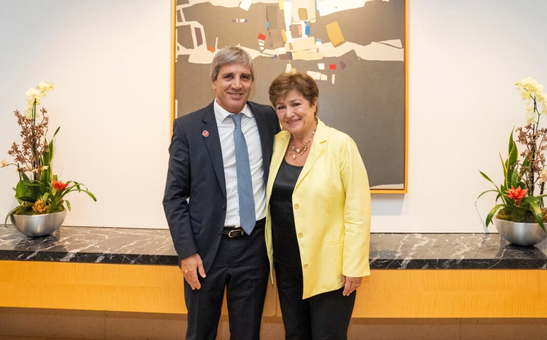 El ministro de Economía, Luis Caputo, se reunió con la titular del FMI, Kristalina Georgieva, quien respaldó el plan económico del Gobierno.