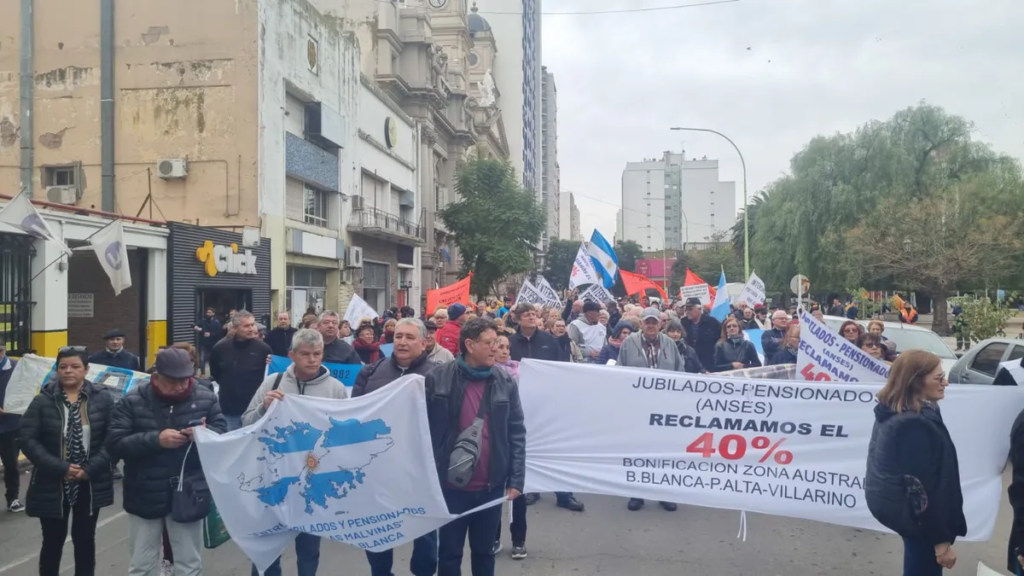 Jubilados de Bahía Blanca reclamando la bonificación de Zona Austral. 