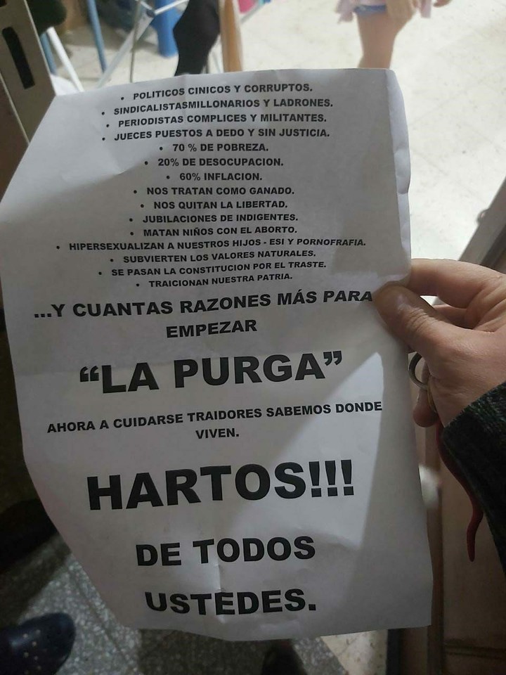 Las amenazas que quedaron en el local de La Cámpora en Bahía Blanca.