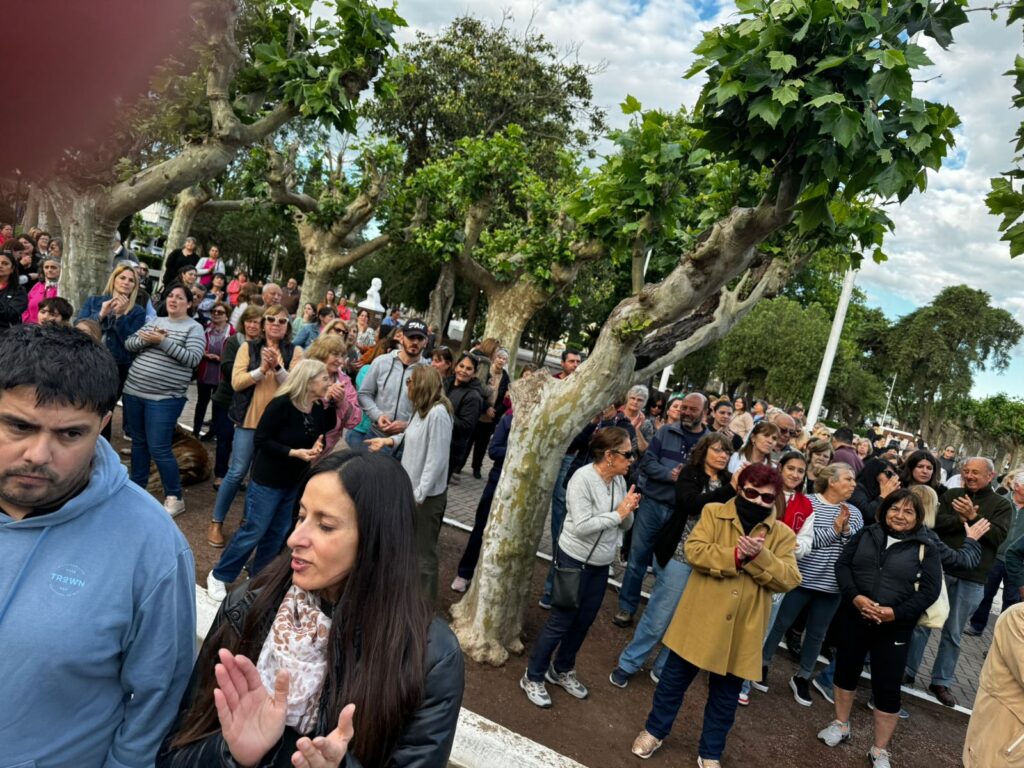 La protesta contra la decisión de Homero Giles y Facundo Diz en la plaza de Navarro. 