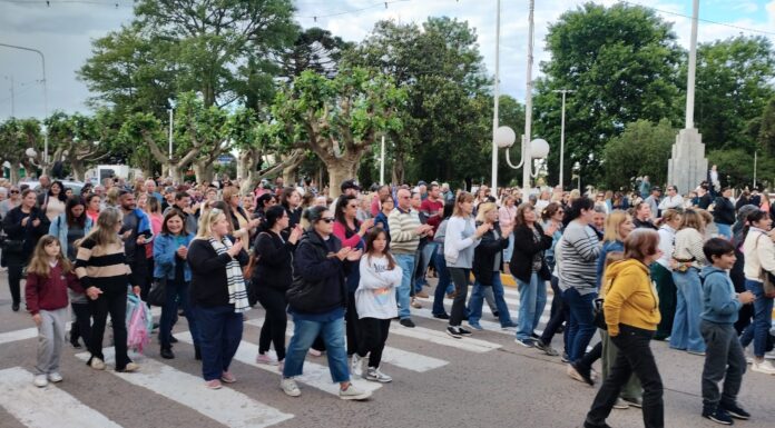 En Navarro, los afiliados del IOMA salieron a la calle contra el modelo cubano que quieren implementar el intendente Facundo Diz y el camporista Homero Giles. Los pacientes deben abandonar a sus médicos de cabecera y no pueden atenderse en distritos de la región. Crece el malestar.