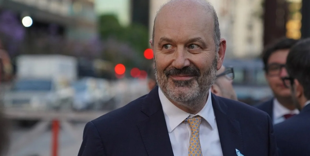 Federico Sturzenegger compartió un informe que revela que los precios de los alimentos y bebidas importadas bajaron.