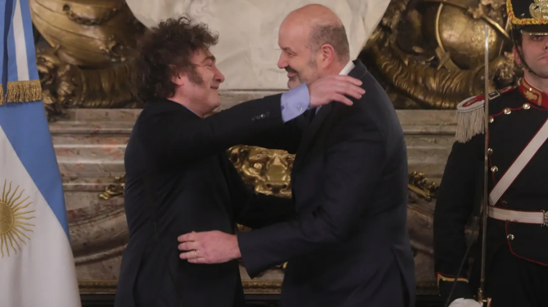Con la firma de Federico Sturzenegger el Gobierno aplicó en el Boletín Oficial nuevas disposiciones para los trabajadores estatales.
