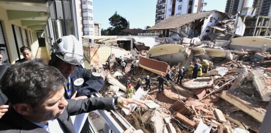 El gobernador Kicillof llegó a Villa Gesell y activó el Comité de Crisis para los trabajos de rescate en el hotel derrumbado.