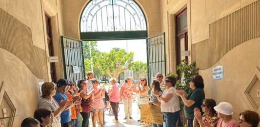 Homero Giles, Mariano Cardelli y Facundo Diz dieron una conferencia por el grave conflicto del IOMA en Navarro. No convencieron a los afiliados y huyeron custodiados por el GAD.