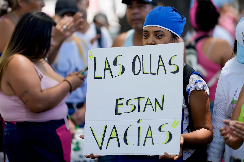 Organizaciones sociales y responsables de comedores y merenderos apuntan a Pettovello por la falta de asistencia alimentaria por parte del Estado.