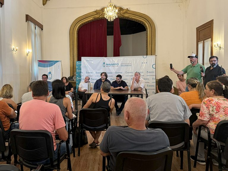 Homero Giles, Mariano Cardelli y Facundo Diz dieron una conferencia por el grave conflicto del IOMA en Navarro. No convencieron a los afiliados y huyeron custodiados por el GAD.