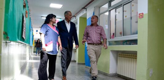 El intendente de La Costa, Juan de Jesús, recorrió los avances de la obra del Salón de Usos Múltiples (SUM) de la Escuela N°501 de Mar de Ajó.